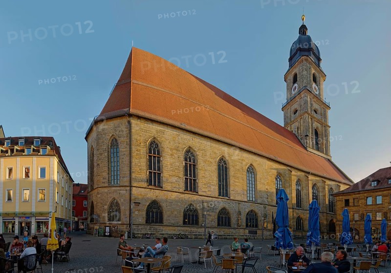 Lively market square with cafés and St Martin's Basilica in the evening light, Amberg, Upper Palatinate, Bavaria, Germany, Europe