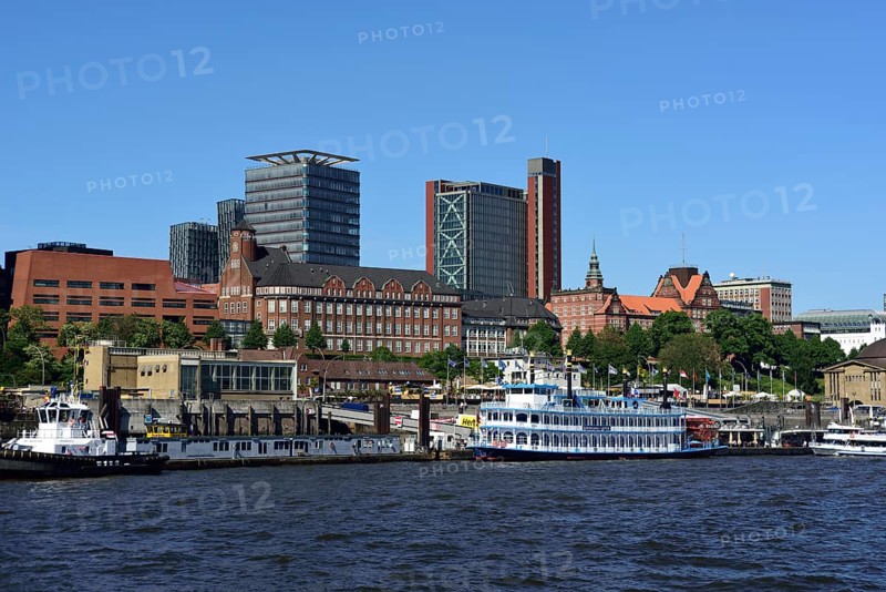 Europe, Germany, Hamburg, St. Pauli, View over the Elbe to St. Pauli Landungsbrücken and skyline from the water, Hamburg, Hamburg, Federal Republic of Germany, Europe