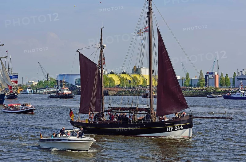 Germany, Hamburg, harbour birthday, parade of departure, historic fishing boat HF 244, Hamburg, Hamburg, Federal Republic of Germany, Europe
