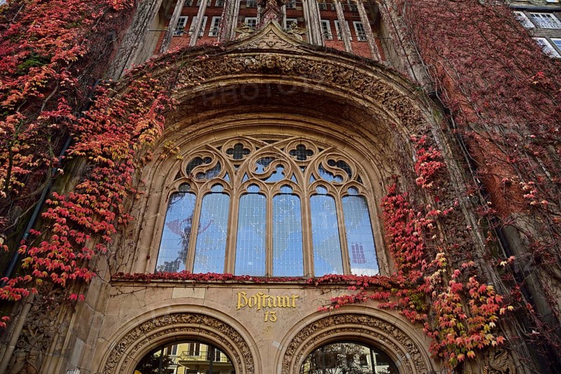 Europe, Germany, Hamburg, Rotherbaum, architecture, facade post office building, former telecommunications building in Schlüterstraße, facade overgrowth, Wild Vine, autumn, Hamburg, Hamburg, Federal Republic of Germany, Europe