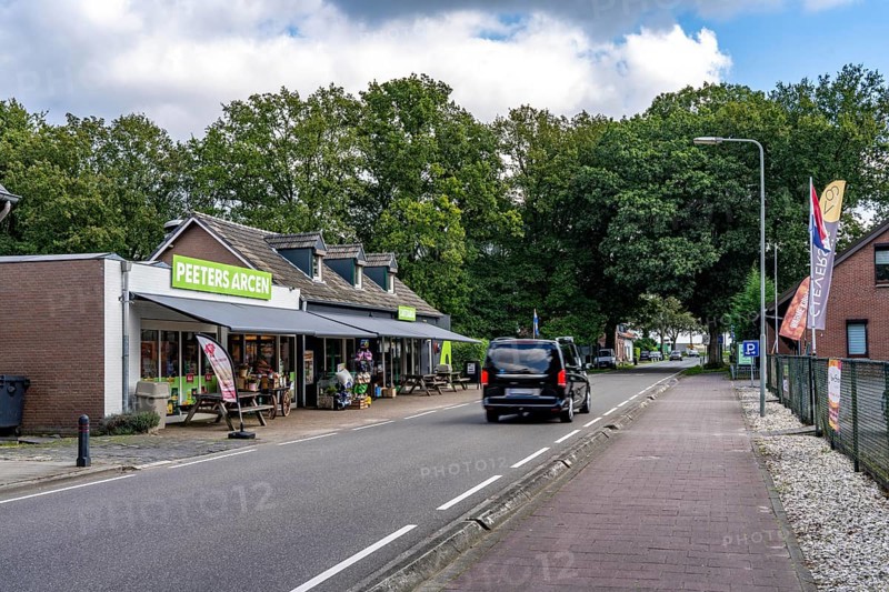 Green border, border crossing without controls, north of Straelen near Arcen NL, from the Netherlands to Germany, small supermarket and snack bar directly at the border, North Rhine-Westphalia, Germany, Europe