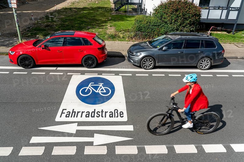 Bicycle road, cyclists have priority over car traffic, new cycle routes through Essen, here in the Rüttenscheid district, Kahrstrasse, part of the requirements of the clean air plan, against driving bans, Essen, North Rhine-Westphalia, Germany, Europe