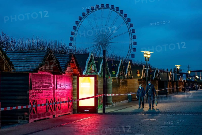 The Christmas market at the Centro shopping centre, set up but closed due to the 2nd lockdown during the coronavirus crisis in November 2020, Oberhausen North Rhine-Westphalia, Germany, Europe