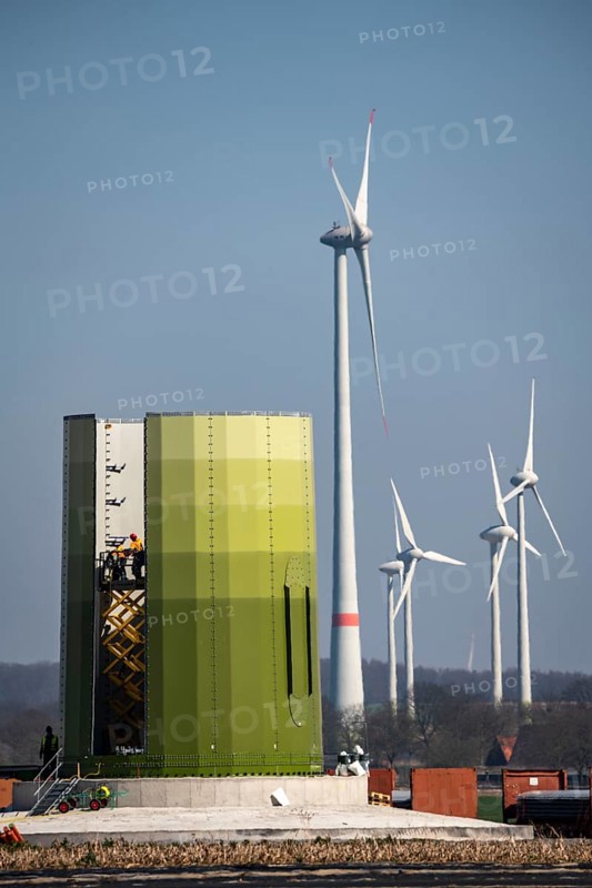 Construction of a wind turbine, Enercon steel pillar, near Kerken, Kleve district, Lower Rhine, North Rhine-Westphalia, Germany, Europe