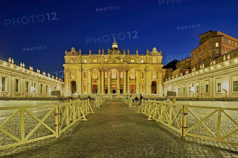 Cathedral, St Peter, St Peter's Basilica, Vatican palaces, St Peter's Square, Vatican at dusk, Rome, Lazio, Italy, Europe