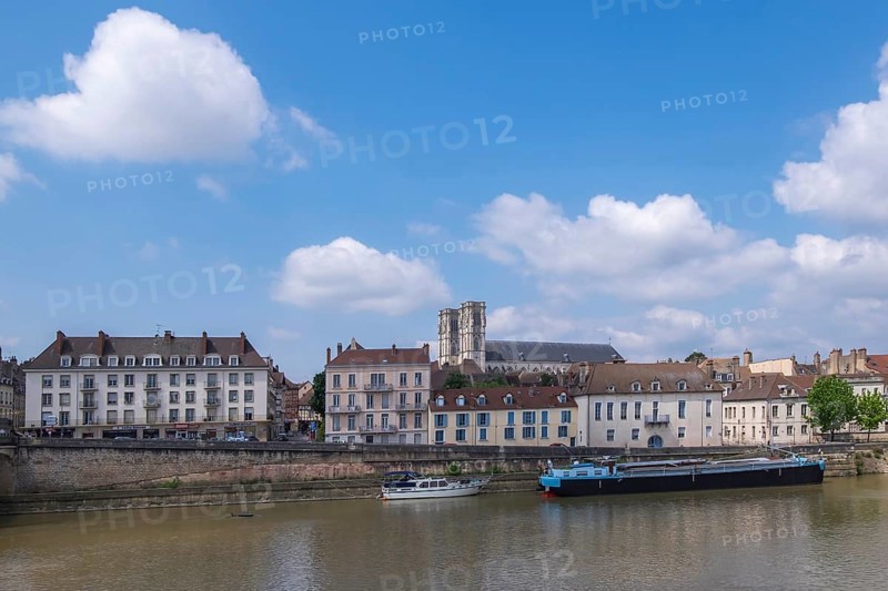 Row of houses on the banks of the Saone, Chalon-sur-Saone, Burgundy, France, Europe