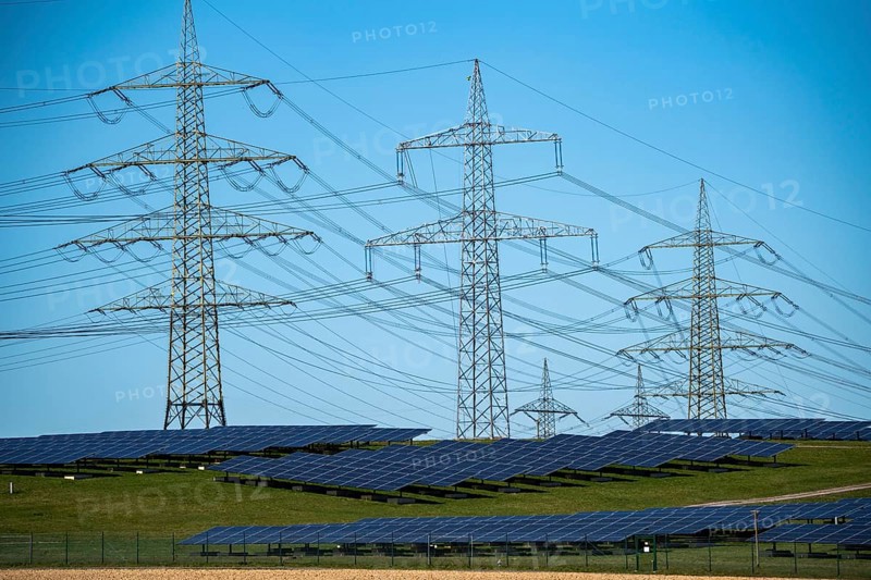 Part of a new line route, 380 KV extra-high-voltage line between Osterath and Gohr, 6-hectare solar park on a disused landfill site near Gohr-Broich, Dormagen, North Rhine-Westphalia, Germany, Europe