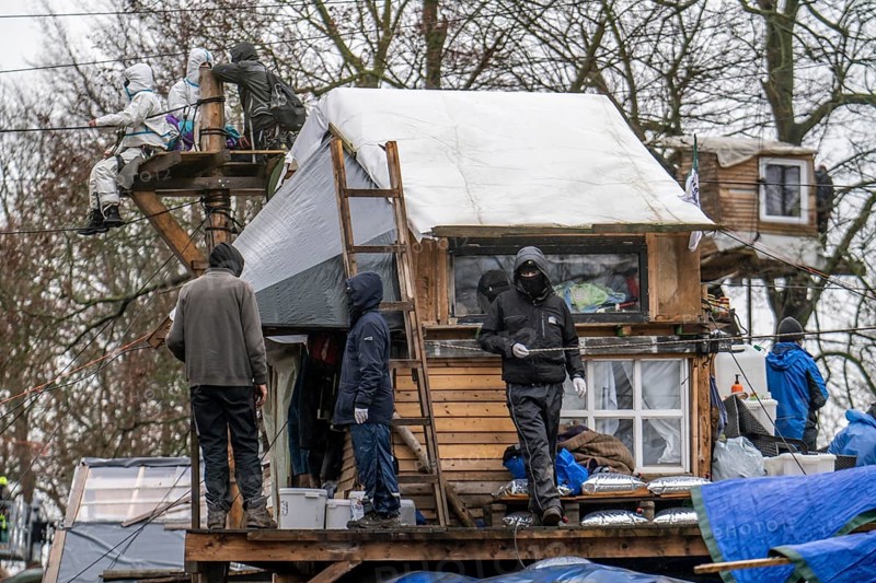 2nd day of the clearing of the hamlet Lützerath, by the police, of tree houses and huts, of climate activists, at the opencast lignite mine Garzweiler 2, Erkelenz, North Rhine-Westphalia, Germany, Europe