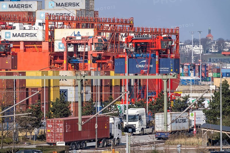 Port of Hamburg, Waltershofer Hafen, container ships, container lorries bring and collect freight containers to and from HHLA Container Terminal Burchardkai, Hamburg, Germany, Europe