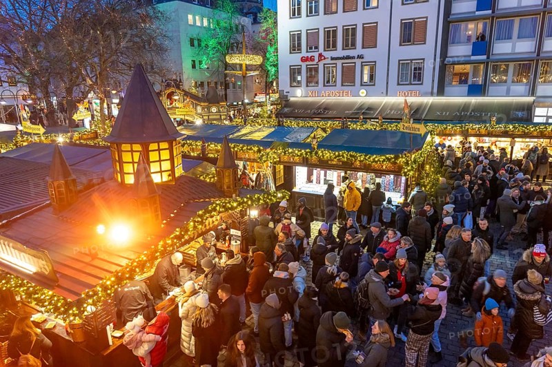 Christmas market on the Heumarkt in the old town of Cologne, Cologne Cathedral, Sunday shopping in Cologne city centre, 1st Advent weekend, North Rhine-Westphalia, Germany, Europe
