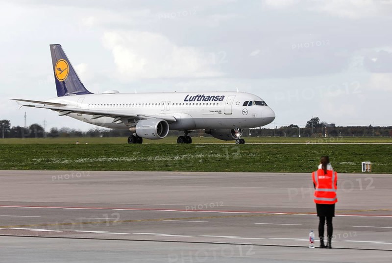 Lufthansa's Airbus A320 Fulda flying over the tarmac at BER Airport, Schönefeld, 11 October 2022
