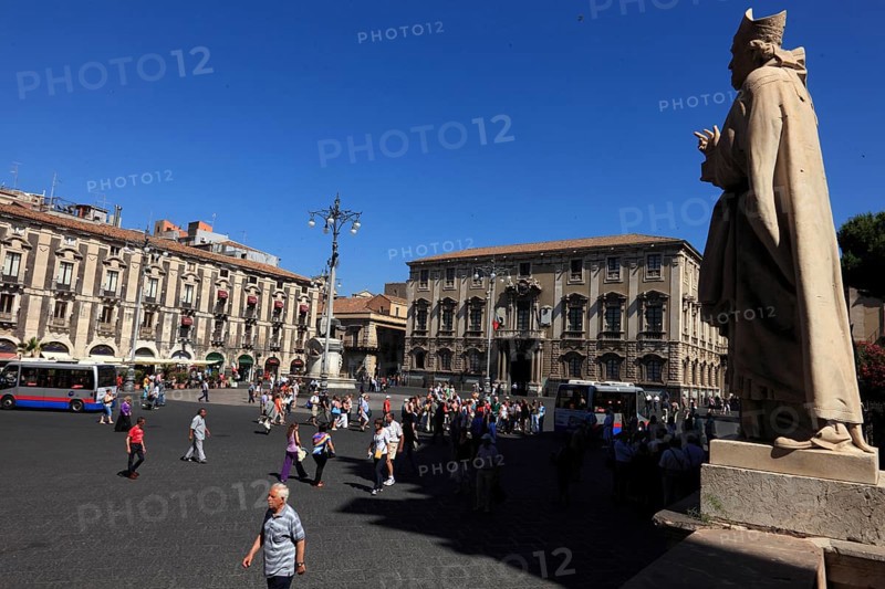 Piazza del Duomo, Fontana dell'elefante (Elephant Fountain) by Vaccarini 1735 in the baroque historic centre of Catania, Sicily, Italy, Europe