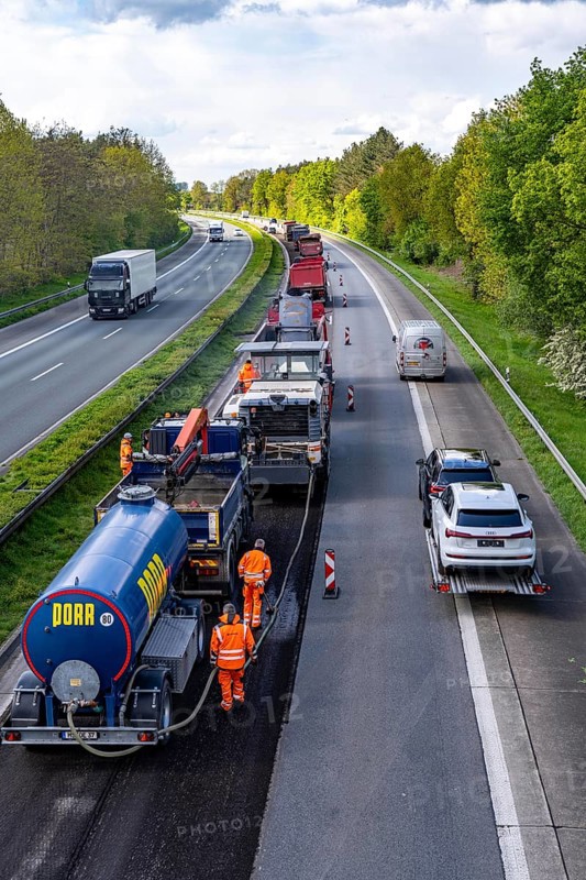 Motorway construction site on the A3 between Hünxe and Emmerich, in both directions, near Rees, milling off the old asphalt layer, the road surface will be completely renewed over 80 km, over a period from April to September 2024, is considered the largest construction project of its kind in Germany, North Rhine-Westphalia