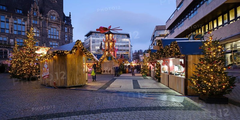 Stalls, Christmas trees and Christmas pyramid at the Christmas market at Neumarkt, Blue Hour, Elberfeld, Wuppertal, North Rhine-Westphalia, Germany, Europe