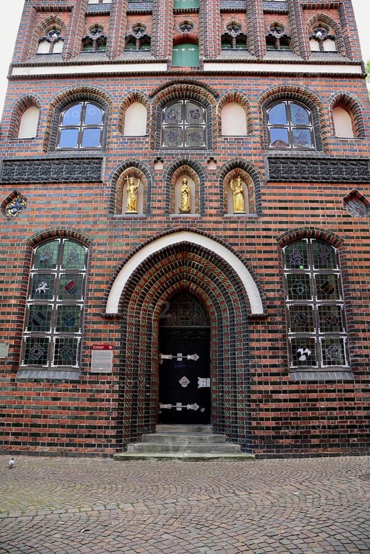 Europe, Germany, Lower Saxony, Hamburg metropolitan region, Lüneburg, Kaland House, built between 1480 and 1491 by the Kaland Brotherhood, front with entrance portal and figural decoration, Europe