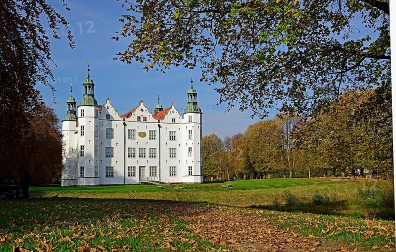 Europe, Germany, Schleswig-Holstein, Ahrensburg, moated castle Ahrensburg, autumn, front facade, built around 1595, late Renaissance, Europe
