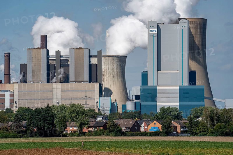 Lignite-fired power plant, RWE Power AG Niederaußem power plant, 2 units were shut down in 2020/21 and restarted in June 22 to replace gas-fired power plants in the 2022 energy crisis, residential area near Niederaußen, Bergheim, North Rhine-Westphalia, Germany, Europe