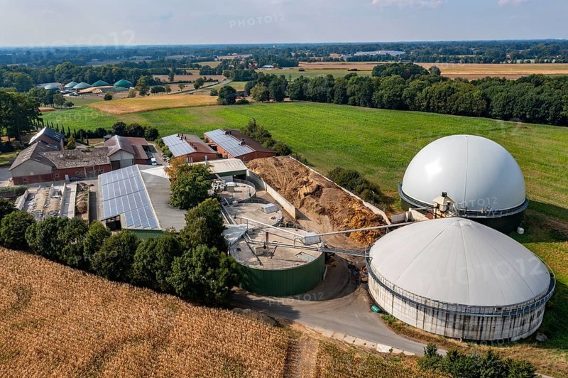 Biogas plant, gas storage, with dome, fermenter tanks for the fermentation process, use of solid manure as energy source, on a farm near Lippling, close to Delbrück in East Westphalia, in the district of Paderborn, 1.5 megawatts of electrical power, production of district heating for homes in the region, North Rhine-Westphalia, Germany, Europe