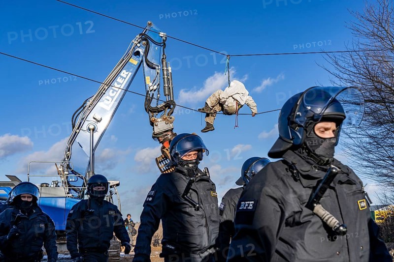 Beginning of the eviction of the Lützerath hamlet, camp of climate activists and squatters, at the Garzweiler 2 opencast lignite mine, by the police, Erkelenz, North Rhine-Westphalia, Germany, Europe