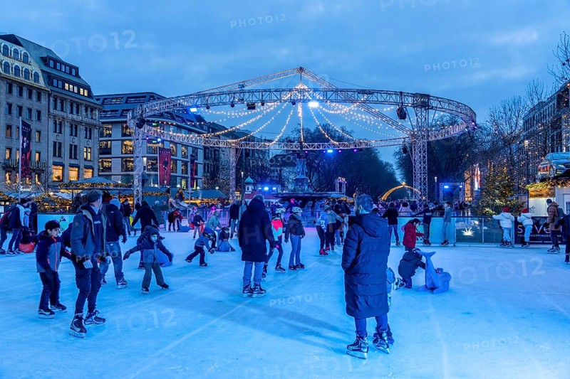 Ice rink Kö on Ice, at the northern end of Königsallee, Christmas market, t in Düsseldorf, North Rhine-Westphalia, Germany, Europe
