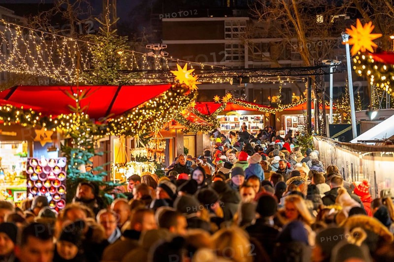 Christmas market at Roncalli Platz am Dom, in the city centre of Cologne, Sunday shopping in Cologne city centre, 1st Advent weekend, North Rhine-Westphalia, Germany, Europe