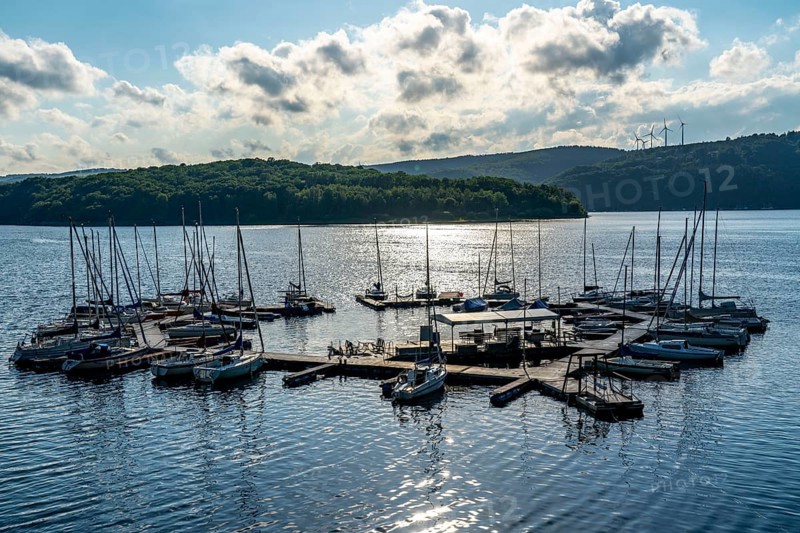 Lake Rursee, reservoir in the Eifel National Park, north-east bank near Heimbach, near the Rur dam Schwammenauel, sailing boats on the floating jetty, North Rhine-Westphalia, Germany, Europe