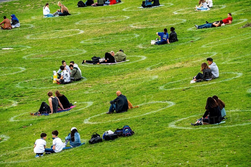Düsseldorf on the Rhine during the corona crisis, corona circles, to comply with the distance rules, the contact bans, keeping distance is mostly observed, despite many walkers, effects of the corona crisis in Germany