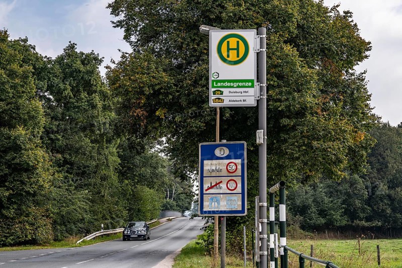 The so-called Green Border, near Straelen Niederdorf, between Germany and the Netherlands, country road, Niederdorfer Straße, first day of intensified border controls against irregular migration, traffic runs normally as usual, North Rhine-Westphalia, Germany, Europe