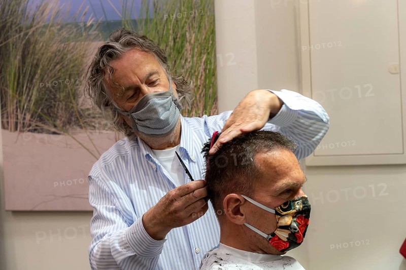 Hairdressing salon in Essen-Rüttenscheid, first customer after 6 weeks, shop closed due to Corona, hairdresser and customer with mouth-nose protection, breathing mask, distance regulation, Essen, North Rhine-Westphalia, Germany, Europe