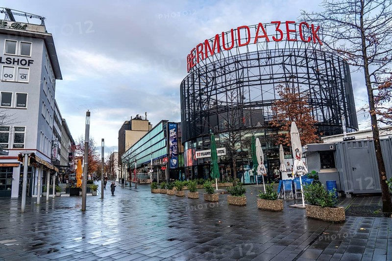 The Bermuda3eck in the city centre of Bochum, entertainment district, pub district, with over 80 gastronomic establishments, nightlife district, totally empty during the 2nd Corona Lockdown, most establishments are closed, some have take away Seibre, Bochum, North Rhine-Westphalia, Germany, Europe