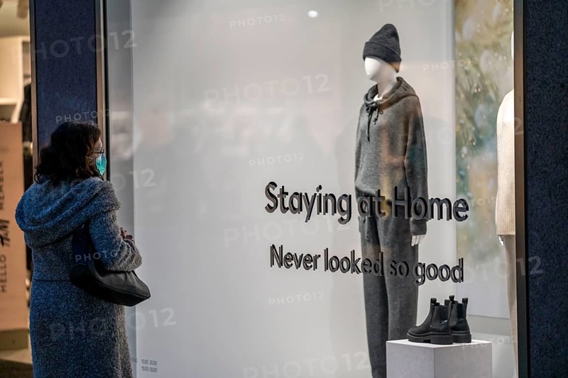 Shop window in the city centre, shopping street Westenhellweg, shopping street, pedestrian zone, full, many people shopping, during the second lockdown in the Corona crisis, Dortmund, North Rhine-Westphalia, Germany, Europe