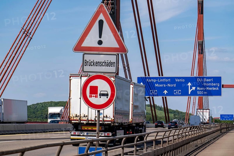 The motorway bridge between Duisburg-Baerl and Duisburg-Beeckerwerth, A42, over the Rhine, notice of bridge damage, overtaking ban for trucks, North Rhine-Westphalia, Germany, Europe