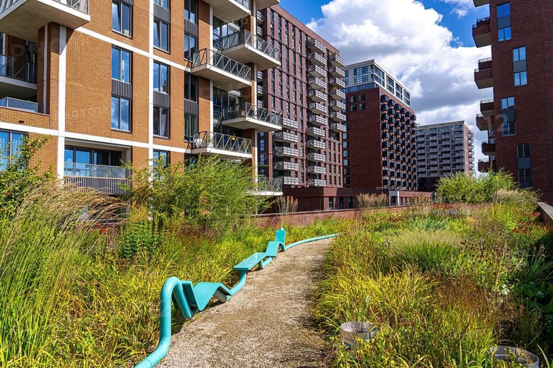 De Groene Kaap residential complex, in the Rotterdam Feijenoord district, on the Maashaven, Katendrecht neighbourhood, 450 flats and shops, spread over 5-19 storey buildings, with many inner courtyards, balconies and an accessible roof garden, partly over bridges, partly as a kitchen garden, which extends over all buildings and can also be used by the public, lots of greenery to promote the microclimate, energy-efficient construction, Netherlands