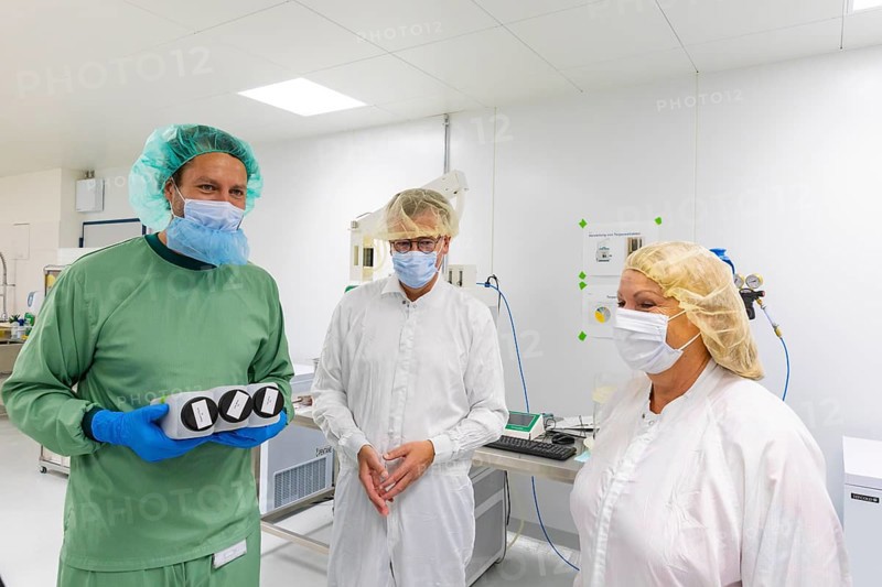 DEU/Saxony/Ebersbach The Saxon cannabis producer Demecan is now the first German company to be authorised to cultivate medicinal cannabis indefinitely under the new Cannabis Act. The company had been authorised to produce since 2019, albeit subject to conditions such as a maximum production quantity or regulated distribution. These conditions will now no longer apply, which will improve the supply situation for medicinal cannabis. The Federal Government Commissioner for Addiction and Drug Issues Burkhard Blienert and Health Minister Petra Köpping took a tour of the production facility to find out more about the production of medicinal cannabis., Federal Drug Commissioner Burghard Blienert and Health Minister Petra Köpping visit Saxon cannabis producer Demecan, Ebersbach, Saxony, Germany, Europe