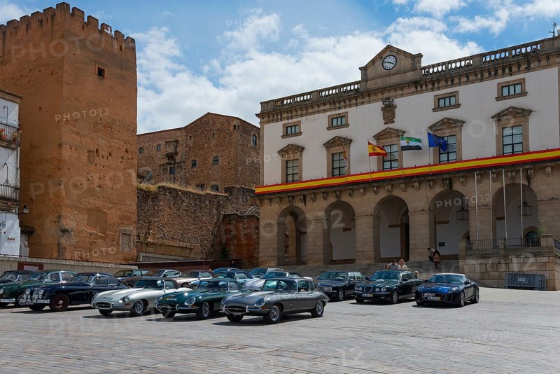 A square with classic cars and historic buildings in the background, town hall, Ayuntamiento, vintage cars, Plaza Mayor, Cáceres, Caceres, Extremadura, Spain, Europe