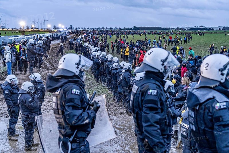 Violent clashes between thousands of demonstrators and the police, after a demonstration against the demolition of the brown coal village of Lützerath, the demonstration participants try to get to the rest of the village, Lützerah, and storm it, the police prevent this with a large contingent of forces, Erkelenz, North Rhine-Westphalia, Germany, Europe