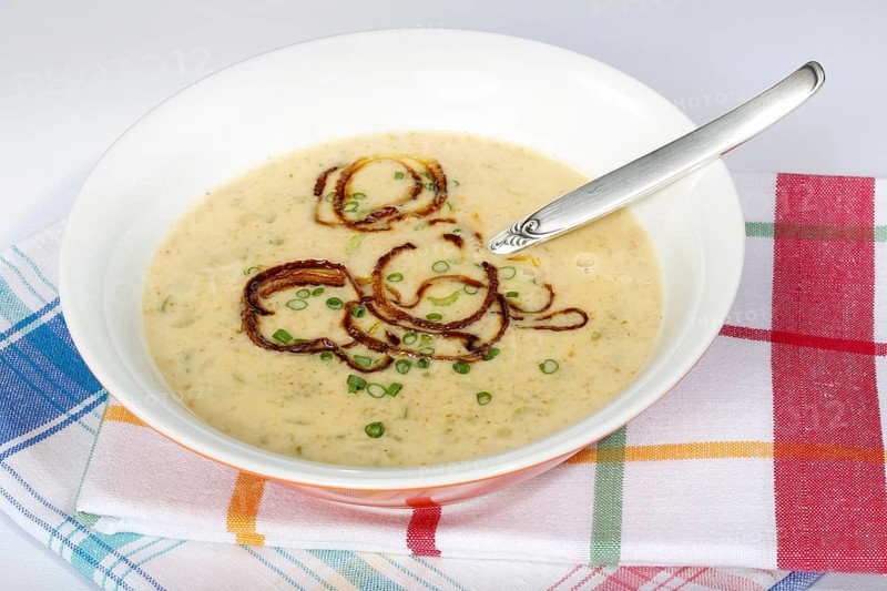 Swabian cuisine, green spelt soup, healthy, vegetarian, regional, soup served in a bowl, home cooking, roasted onions, herbs, chives, typical Swabian, traditional cuisine reinterpreted, food photography, studio, Germany, Europe