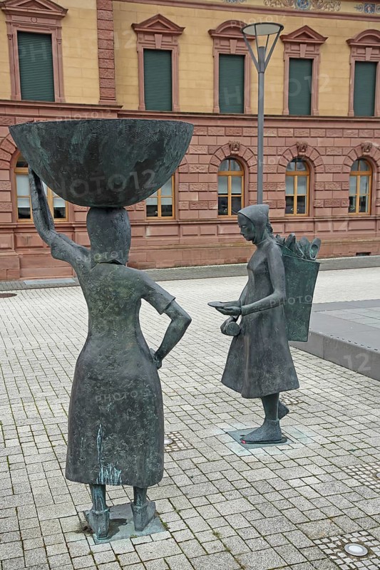 Sculpture shoe carrier and monument to former shoe industry, shoe production, shoe carrier, carrier, shoes, shoe, head, carry, back, rucksack, historical, Pirmasens, Palatinate Forest, Rhineland-Palatinate, Germany, Europe
