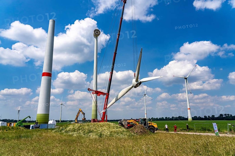 Repowering of a wind farm near Issum, 9 older wind turbines from the manufacturer Enercon (model series E-58) will be dismantled, which have been in operation for over two decades, will be replaced by a total of four Enercon E-160 turbines, under construction, with a total output of 22 megawatts, Lower Rhine, North Rhine-Westphalia, Germany, Europe
