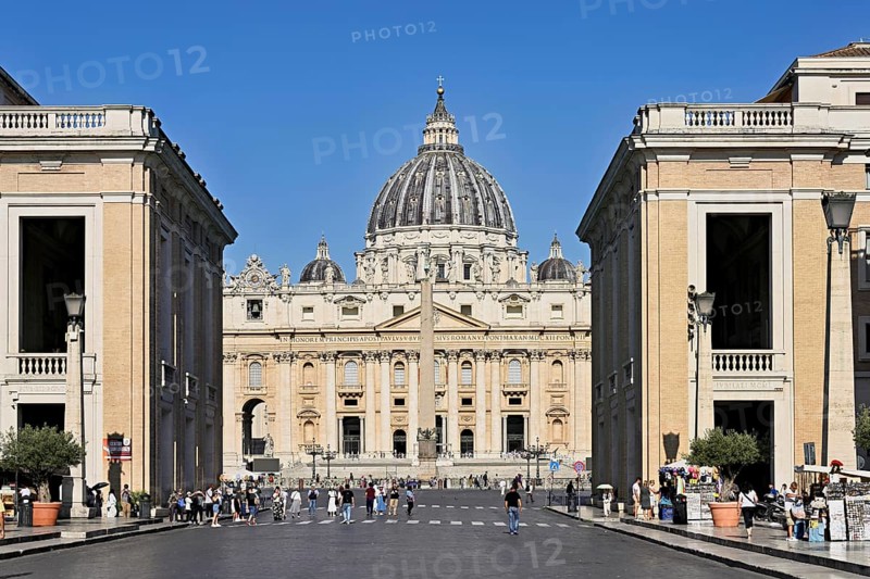 Tourists walking towards the cathedral, St Peter, St Peter's Basilica, Vatican palaces, St Peter's Square, Vatican, Rome, Lazio, Italy, Europe