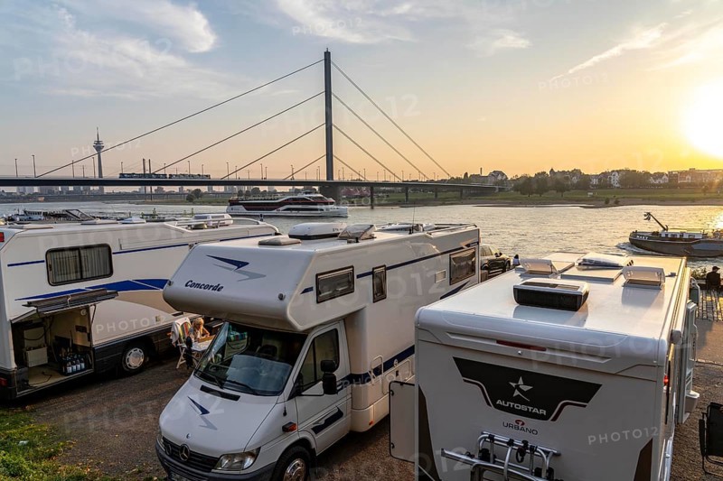Motorhome parking space on the banks of the Rhine, Düsseldorf am Rhein, motorhome parking space on the banks of the Rhine, Rheinterrasse, Oberkassler Brücke, Düsseldorf, North Rhine-Westphalia, Germany, Europe