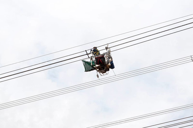 Maintenance work being done on high voltage electricity cables from Sizewell nuclear power station viewed from below looking up, Suffolk, England, United Kingdom, Europe