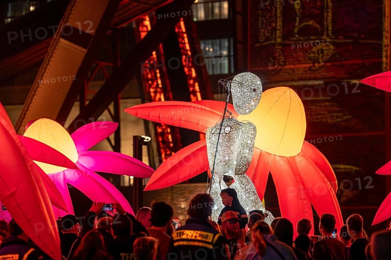 Extraschicht, the long night of industrial culture, cultural festival across the Ruhr region, 35 venues in 19 cities, Dundu, walking, glowing, large puppet, here Illuminating flowers at the Zeche Zollverein in Essen, double trestle pithead tower shaft 12, North Rhine-Westphalia, Germany, Europe