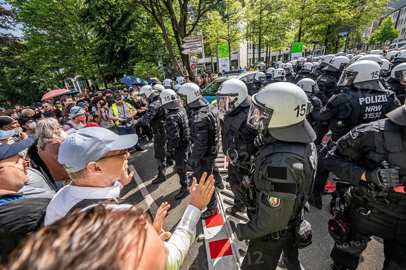 Riots in the run-up to the AFD party conference in Essen, demonstrators try to prevent AFD delegates from entering the Grugahalle, they are led through the demonstrators by a massive police contingent, there were many scuffles, Essen, North Rhine-Westphalia, Germany, Europe
