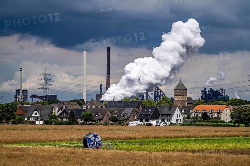 Hüttenwerke Krupp-Mannesmann, HKM in Duisburg-Hüttenheim, 2 blast furnaces, coking plant, residential buildings in Duisburg-Mündelheim, extinguishing cloud of the coking plant, North Rhine-Westphalia, Germany, Europe