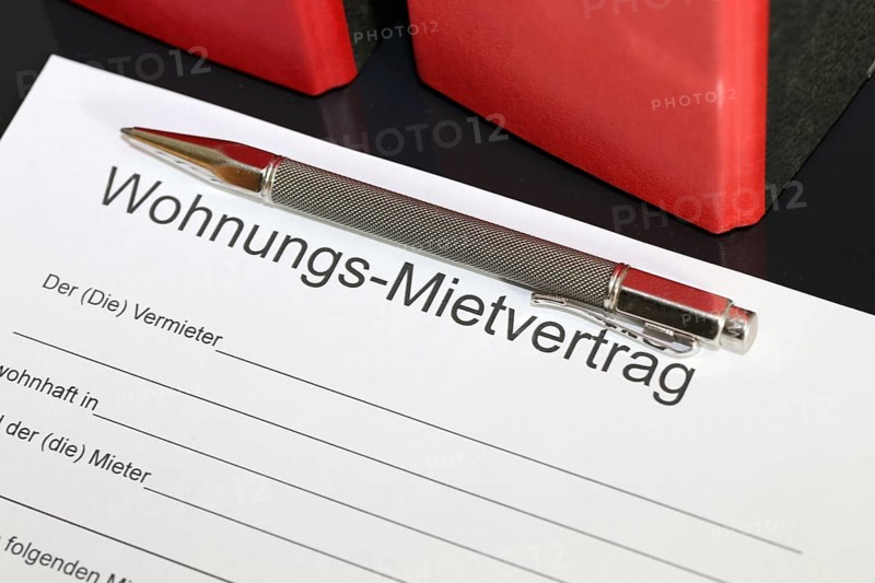 Symbolic image: Blank form of a rental agreement for a flat