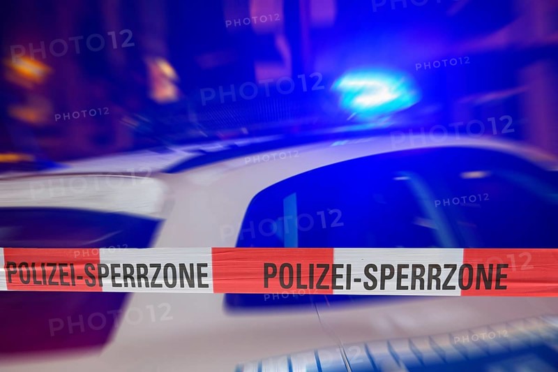 Symbolic image: Police cordon at night with a police car behind it (Composing)