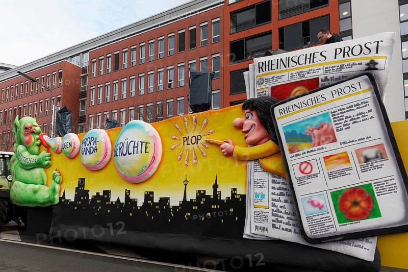 Internet troll with soap bubbles lies, propaganda, rumours, fake news, Rheinische Post newspaper float, Rosenmontagszug Düsseldorf, North Rhine-Westphalia, Germany, Europe