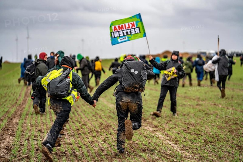 Violent clashes between thousands of demonstrators and the police, after a demonstration against the demolition of the brown coal village of Lützerath, the demonstration participants try to get to the rest of the village, Lützerah, and storm it, the police prevent this with a large contingent of forces, Erkelenz, North Rhine-Westphalia, Germany, Europe