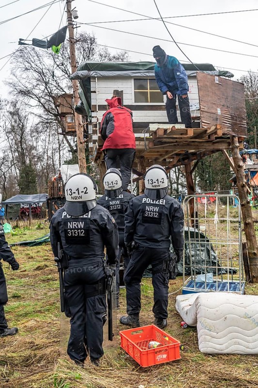 2nd day of the clearing of the hamlet Lützerath, by the police, of tree houses and huts, of climate activists, at the opencast lignite mine Garzweiler 2, Erkelenz, North Rhine-Westphalia, Germany, Europe